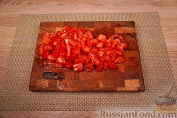 Тунец, запечённый с овощами, каперсами и фетой