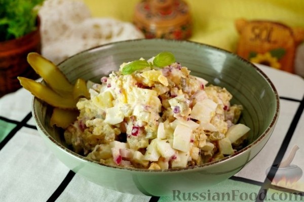 Картофельный салат с яйцами и огурцами