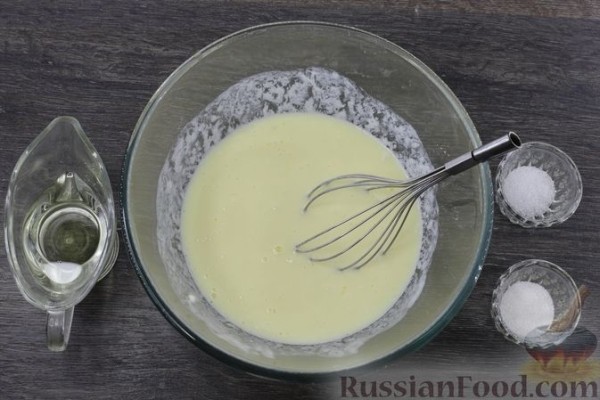 Заливной пирог из кабачкового теста, с яйцами, луком и плавленым сыром