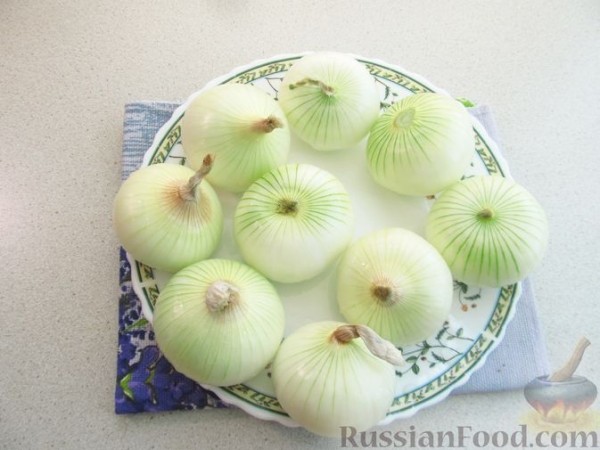 Лук, фаршированнный мясом, запеченный с картофелем