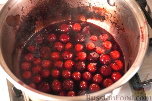 Шарлотка из сдобных булочек, с яблоками, вишней и смородиновым соусом