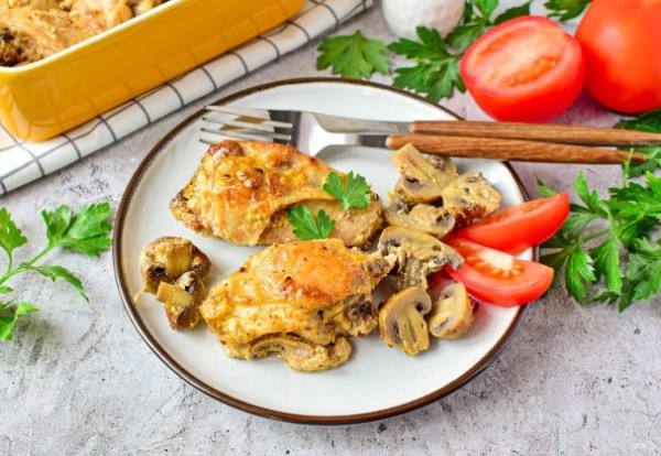 Курица в духовке с шампиньонами