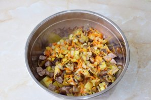 Жаркое с грибами в горшочках
