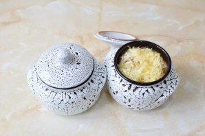 Жаркое с грибами в горшочках