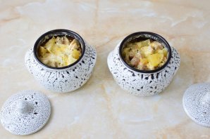 Жаркое с грибами в горшочках