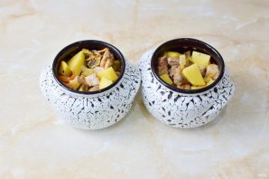Жаркое с грибами в горшочках