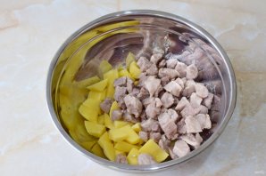 Жаркое с грибами в горшочках