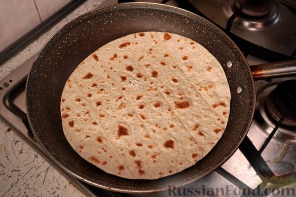 Гирос с красной рыбой и соусом песто