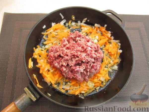 Запечённые помидоры, фаршированные фаршем и гречкой