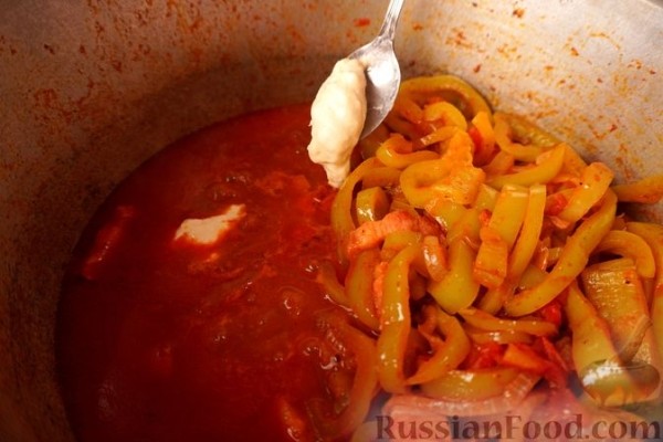 Лечо с колбасками и клёцками