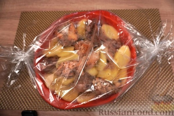Курица, запечённая с картофелем, крыжовником и вином