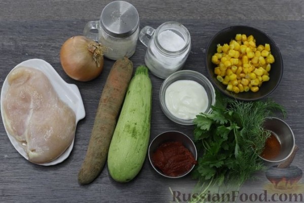 Фрикадельки, запечённые с кабачками и консервированной кукурузой