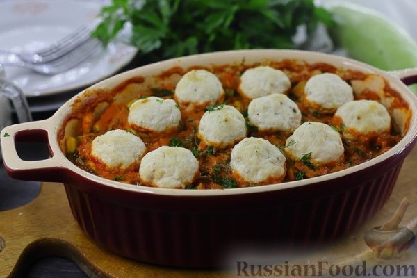 Фрикадельки, запечённые с кабачками и консервированной кукурузой