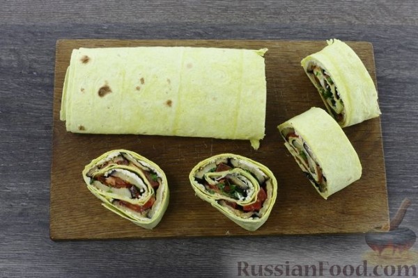 Рулетики из лаваша с баклажанами, помидорами и сыром