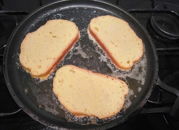 Гренки с яйцом и молоком на сковороде