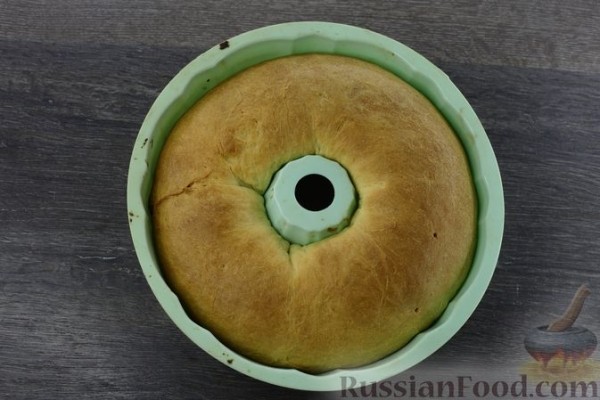 Сдобный рулет с орехово-медовой начинкой
