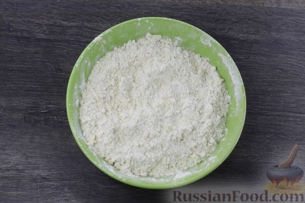 Сдобный рулет с орехово-медовой начинкой