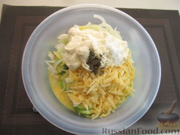 Кабачки, запечённые с сыром, сметаной и яйцами, под сухарной корочкой