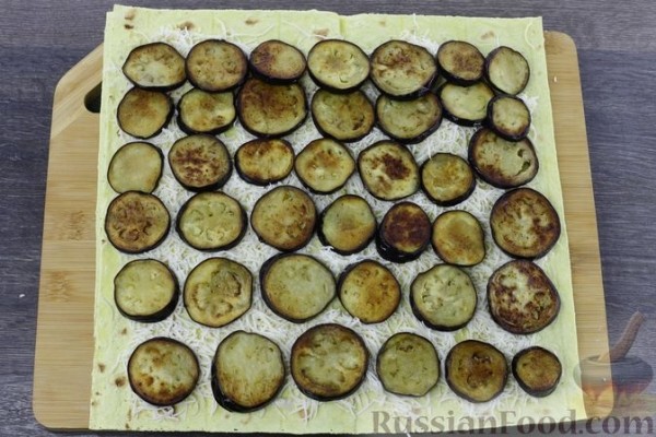 Рулетики из лаваша с баклажанами, помидорами и сыром