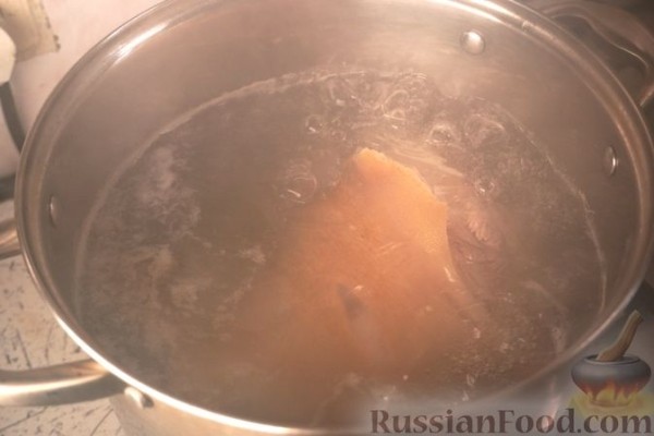 Варёная свиная рулька с овощами