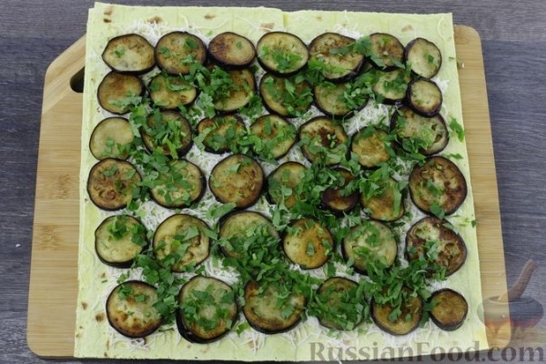 Рулетики из лаваша с баклажанами, помидорами и сыром