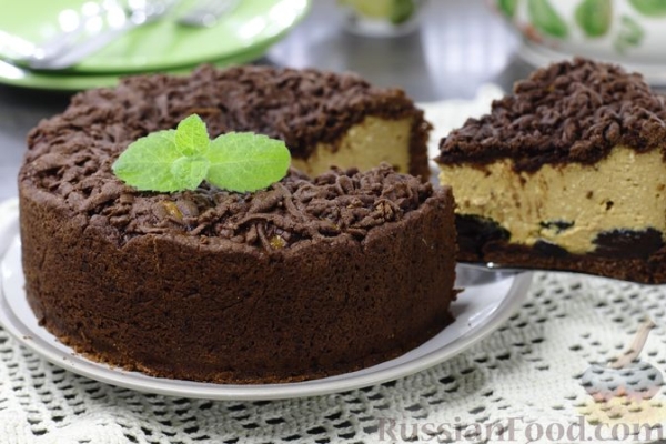 Шоколадный песочный пирог с творогом, черносливом и сгущёнкой