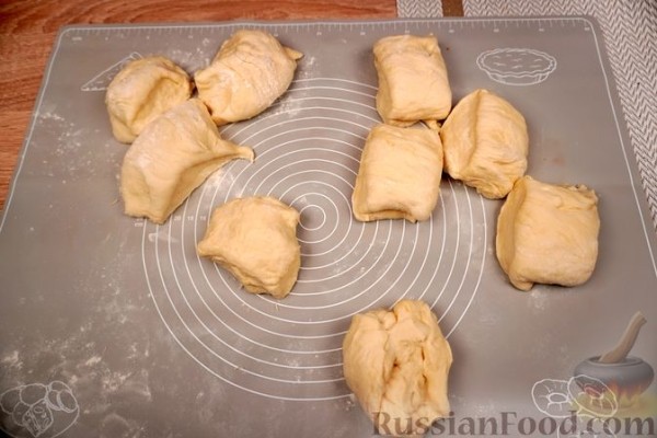 Солёные булочки с начинкой из обжаренной муки и пряностей