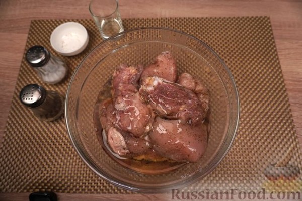 Курица, запечённая с картофелем, крыжовником и вином