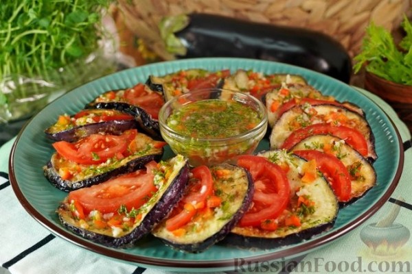 Жареные баклажаны с помидорами и соусом "Муждей"