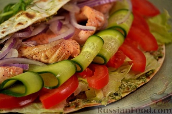 Гирос с красной рыбой и соусом песто
