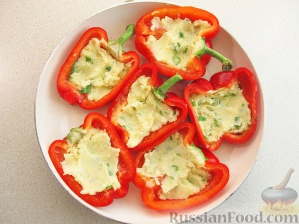 Запечённый перец, фаршированный картофельным пюре и мясом