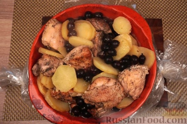 Курица, запечённая с картофелем, крыжовником и вином