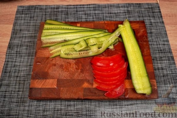 Гирос с красной рыбой и соусом песто