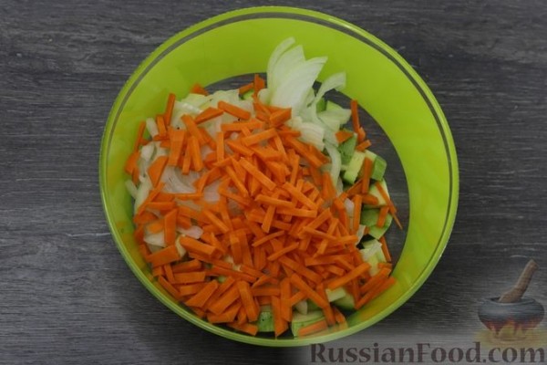 Фрикадельки, запечённые с кабачками и консервированной кукурузой