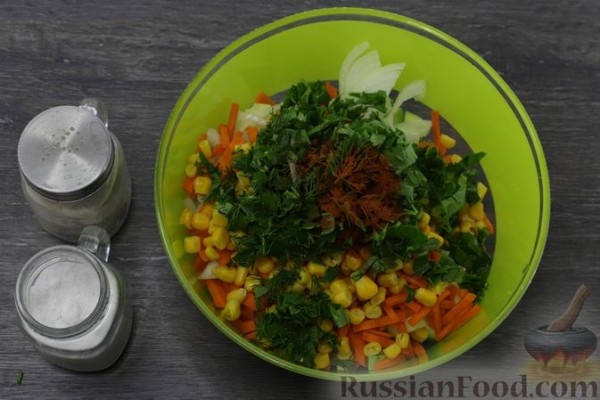 Фрикадельки, запечённые с кабачками и консервированной кукурузой
