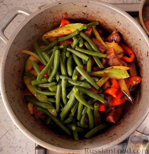 Говядина, тушенная с овощами и стручковой фасолью