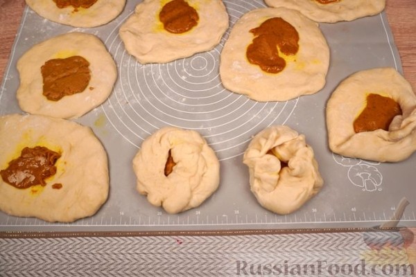 Солёные булочки с начинкой из обжаренной муки и пряностей