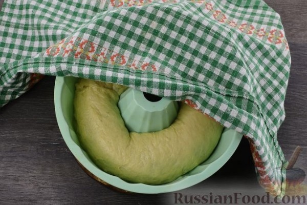 Сдобный рулет с орехово-медовой начинкой