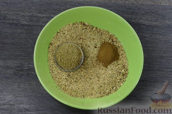 Сдобный рулет с орехово-медовой начинкой