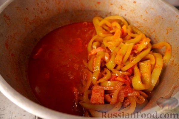 Лечо с колбасками и клёцками