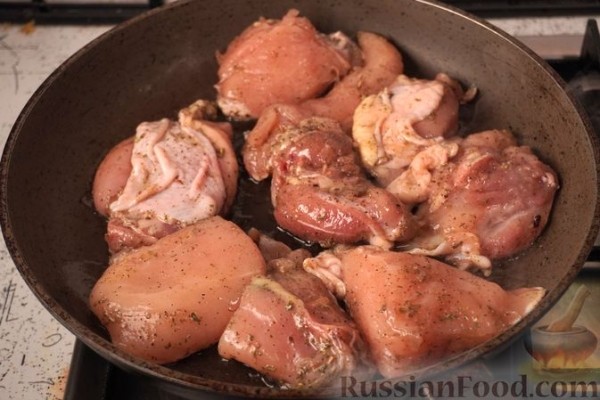 Курица, запечённая с картофелем, крыжовником и вином