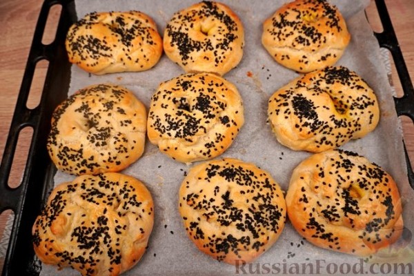 Солёные булочки с начинкой из обжаренной муки и пряностей