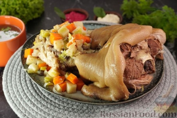 Варёная свиная рулька с овощами