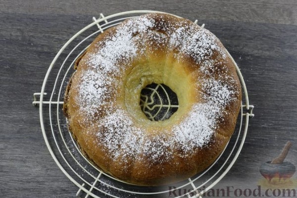 Сдобный рулет с орехово-медовой начинкой