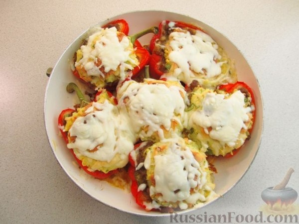 Запечённый перец, фаршированный картофельным пюре и мясом