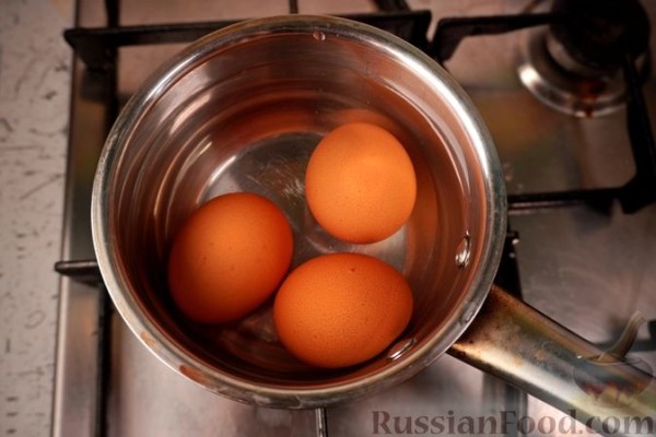Баклажаны, фаршированные помидорами, яйцами и брынзой