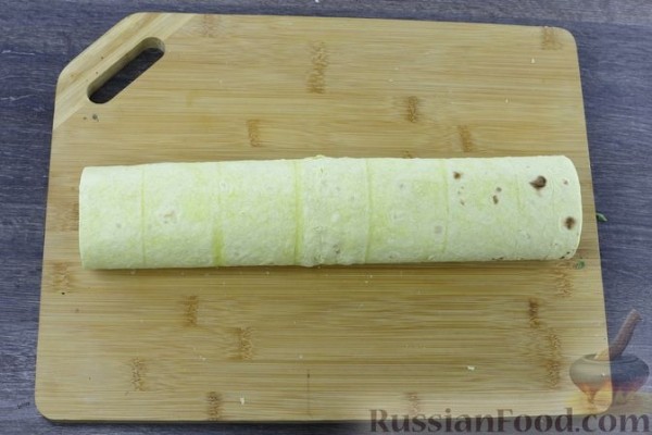 Рулетики из лаваша с баклажанами, помидорами и сыром
