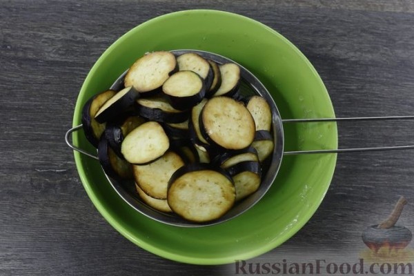 Рулетики из лаваша с баклажанами, помидорами и сыром