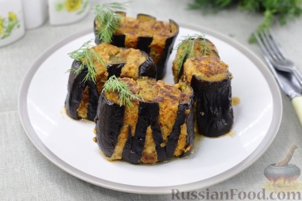 Баклажаны-гармошки с фаршем, тушенные в томатном соусе