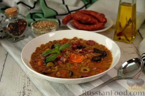 Чечевичный суп с копчёными колбасками